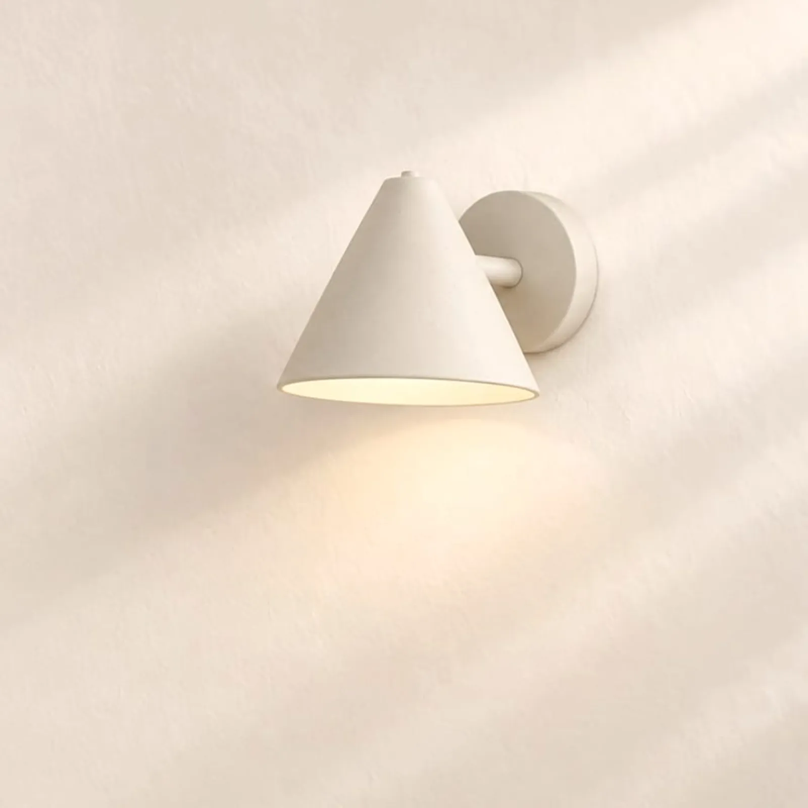 Vägglampa Kulle Kritvit - bild 1